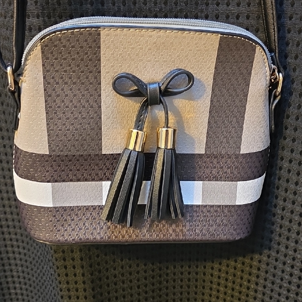 Stylish Black and White Crossbody Bag - Picture 3 of 7